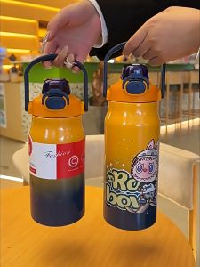 Media แก้วเก็บเย็น แก้วน้ำดื่มเด็กน่ารัก 1200ml ลายการ์ตูนLABUBUA  น่ารัก มีหูหิ้ว พกพาสะดวก กระติกน้ำเก็บเย็นสแตนเลส316 แก้วเก็บความเย็น ของขวัญเด็ก