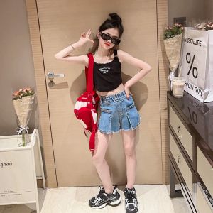 ชุดเด็กผู้หญิงสไตล์เกาหลีฤดูร้อน ชุดเสื้อกั๊กแขนกุดลายตัวอักษรยีนส์ลำลอง กางเกงขาสั้นสุดเทรนด์ ชุดสองชิ้น เสื้อผ้าเด็ก