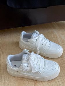 รองเท้าสนีกเกอร์สำหรับสาวๆกีฬาสไตล์เบลล่าสไตล์อเมริกันย้อนยุคสำหรับนักเรียนหญิงมัธยมปลายและต้นหญิงสไตล์เกาหลีกระต่ายรองเท้าสีขาวพื้นหนาสำหรับฤดูใบไม้ร่วงและฤดูหนาว