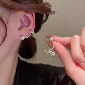 New Silver Needle Geometric Snake Shape Womens Earrings Trendy Niche Design Luxury Lightweight Ear Jewelry Accessories
