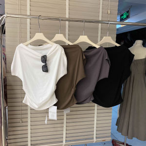 Slimming Effectiveness Shoulder Bared T-shirt with Pleated Detail Waist Cinching One-Shoulder Design Summer 2025 Trend