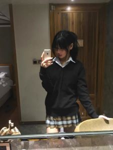 เสื้อสเวตเตอร์คอวีแขนยาวหวานๆ สำหรับเด็กผู้หญิง เสื้อคลุมกันหนาวแบบสวมหัว สไตล์นักศึกษา เสื้อผ้าทำงานฤดูใบไม้ร่วง 2023