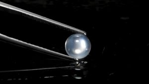 1.10 ct พลอยแท้ พลอยดิบ มูนสโตน (Moon Stone) เหลือบขาว ทรงกลมหลังเบี้ย แอฟริกา