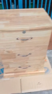 Tủ đầu giường đã ráp như hình mẫu  chiều rộng 38cm chiều dài 45cm cao 61cm màu  tự nhiên  gỗ cao su  bền tốt hơn gỗ thông và MDF nhân tạo