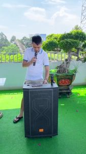 LOA KARAOKE - LOA KÉO mới nhất  E7 PRO   Công suất ~ 800W mạnh mẽ Phù hợp với giải trí karaoke gia đình quán cà phê phòng trà…Tích hợp 2 micro không dây bắt sóng xa chống hú rè bắt âm siêu nhạy