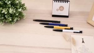 ปากกาลูกลื่นสีน้ำเงินระบบกดปลดล็อก - หมึกน้ำมันไหลลื่น ปลายลูกปืนขนาด 0.6 มม. ดีไซน์กระชับมือ BS05