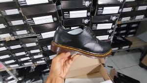 low both dr martens 3hole . sepatu formal pria