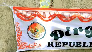 BENDERA MERAH PUTIH LESPANG DIRGAHAYU BUAT DI GAPURA