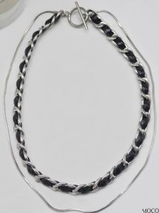 สร้อยคอโซ่กระดูกไหปลาร้าแบบสองชั้นสำหรับผู้หญิง โซ่หนังสีดำ โซ่กระดูกไหปลาร้าแบบหนีบ OT แฟชั่นสุดเท่