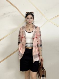 เสื้อคาร์ดิแกนกันแดดลายทางบางๆ สำหรับผู้หญิงในช่วงฤดูร้อนปี 2025 ทรงหลวม แขนยาว ปกโปโล ปกโปโล ปกโปโล