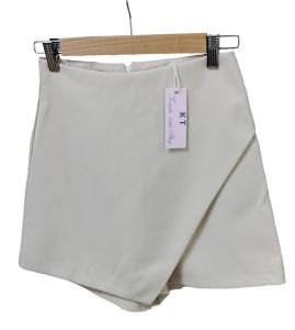 กางเกงกระโปรงป้ายหน้าร้านเสื้อกวิตา