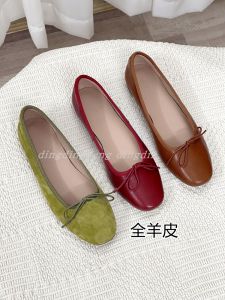 รองเท้าบัลเลต์ส้นแบนหนังแกะนิ่มสีแดงสไตล์ฝรั่งเศสสำหรับผู้หญิง รองเท้าสวมสบายสำหรับใส่ไปทำงานและขับรถ