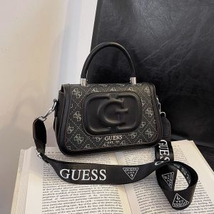 Guess สำหรับผู้หญิง2024 14X23X9ซม. มือถืออเนกประสงค์กระเป๋าสะพายข้างตัวอักษรไหล่เส้นเดียวแฟชั่นใต้วงแขน