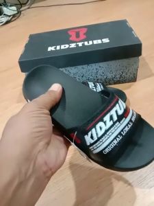 Sandal Anak Laki-Laki Karet & Slipper Slide Selop Slipon Jepit Karakter Warna Hitam Usia 6-10 Tahun-KIDZTUBS1706100224