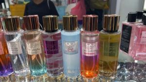 (Victoria Secret Vanilla Lace 250ml / BOMBSHELL / LOVE SPELL / AMBER ROMANCE / PURE SEDUCTIO
