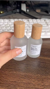 [HCM] Vỏ rỗng chai đựng nước hoa 30ml 50ml thân tròn nhám nắp gỗ sang trọng