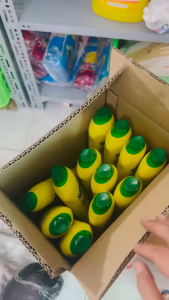 Sunlight Kem tẩy đa năng nhà bếp chai 690g màu vàng nắp xanh.