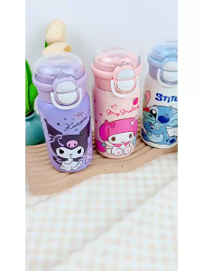 กระติกน้ำเก็บอุณหภูมิ ลายการ์ตูน  ขนาดบรรจุ 500 ml - สแตนเลส 316 ปลอดภัย เก็บอุณหภูมิได้ยาวนาน - ตัวฝาสามารถเปิดใช้งานได้ทั้งยกดื่ม และหลอดดูด - มีหูหิ้วสำหรับพกพา สะดวกต่อการใช้งาน