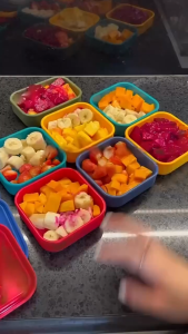 Silicone lunch box lunch container can be heated in a microwave oven. Food-grade sealed for office workers.