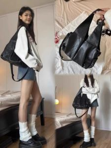 Retro Oil Wax Leather Large Capacity Tote Bag Simple Commuter Handbag Single Shoulder Slant Cross Bag Pure Black Elegant