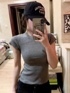 เสื้อยืดแขนสั้นถักสีเทาสำหรับผู้หญิงในช่วงฤดูร้อนปี 2025 เสื้อคอปกตั้งทรงเข้ารูปผ้าไหมน้ำแข็งแบบใหม่ แขนสั้น ทรงเข้ารูป เสื้อผ้าทำงานสไตล์เกาหลี