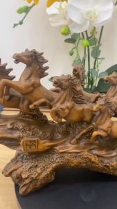 Tượng Bát Mã Truy Phong chất liệu Composite sơn tĩnh điện giả gỗ hàng thủ công mỹ nghệ tinh xảo nhập khẩu