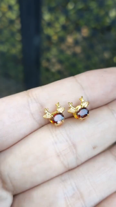 ต่างหูกวางเรนเดียร์พลอยโกเมนจันทบุรี (Garnet) เรือนเงินแท้92.5%ชุบทอง พลอยสีแดงอมน้ำตาล เนื้อใส พลอยแท้บ่อ จันทบุรี