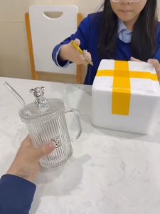 Cốc thuỷ tinh.ly thuỷ tinh gấu bearbrick kèm nắp và ống hút siêu sang 450ML