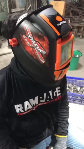 สวมหมวกเชื่อมอาร์กอาร์กอนเชื่อมด้วยแสงอาทิตย์อัตโนมัติเปลี่ยนตาแมวเชื่อมหน้ากากอัตโนมัติวิศวกรรมป้องกันหมวกกันน็อก