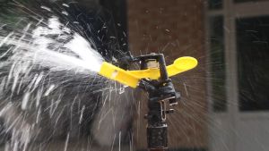 สปริงเกอร์ สปริงเกอร์รดน้ำ ( 4 หุน / 6หุน ) พ่นไกล หัวฉีดสปริงเกอร์หมุนอัตโนมัติ 360 องศาและปรับล็อคทิศทาง เพื่อให้หมุนกลับไปกลับมาได้