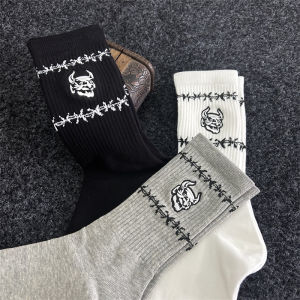 ผ้าฝ้ายแท้ Retro สไตล์อเมริกัน Street แฟชั่นถุงเท้ายาวสําหรับผู้ชายและผู้หญิงบาสเกตบอลสไตล์ปัก