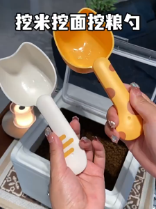 Winky Wink ช้อนตักอาหารสัตว์เลี้ยง ที่ตักอาหารแมว สุนัข มีที่หนีบปากถุง พร้อมมาตราส่วน น่ารักมัลติฟังก์ชั่รูปแมวน่ารักตักวัด