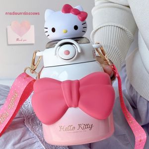 Hellokitty แก้วน้ำสแตนเลสทรงหัวเข็มขัดสำหรับนักเรียนหญิง แก้วน้ำดื่มแบบมีที่จับด้วยฝาปิดแบบมีที่ดื่มด้วยสติกเกอร์ 316 สำหรับนักเรียน