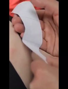 ClickBuy เทปบำบัด พันกล้ามเนื้อ 5cmx5m 2.5cmx5m คิเนสิโอ มีกาวในตัว Sports Bandage