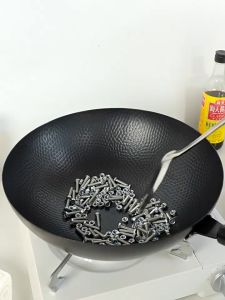 32CM Chinese Traditional Blacksmith Hand Forged WROUGHT IRON Uncoated Wok with Wooden handle Cast Iron Stir-fry Pan with Chinese Fir Lid 章丘手工铁锅