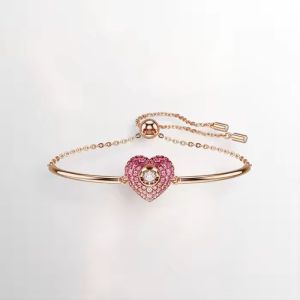 🖤Swarovski🖤Hyperbola series สร้อยข้อมือเพชรสีชมพูรูปหัวใจ สร้อยข้อมือแฟชั่นผู้หญิงเงิน 925 (SZ-FHS416533) สร้อยข้อมือคู่รักสไตล์ดีไซน์คลาสสิก ของขวัญพิเศษสำหรับแฟนหรือแฟนของคุณ