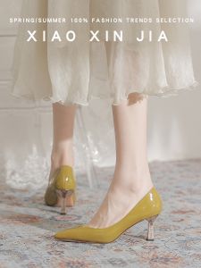 รองเท้าส้นสูงหัวแหลมสีเหลืองมะกอกหรูหราสไตล์ฝรั่งเศส รองเท้าส้นเดี่ยวสำหรับผู้หญิง ทรงหัวแหลม ด้านบนทำจากหนัง PU สำหรับใส่ไปทำงาน