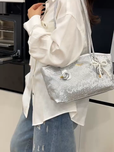 NIkyLundun   ฤดูร้อนใหม่แฟชั่นกระเป๋าหญิงเครื่องประดับมุกกระเป๋าโท้ทปักเลื่อมเมืองพร็อพที่เรียบง่ายทุกวันแมทช์ง่าย