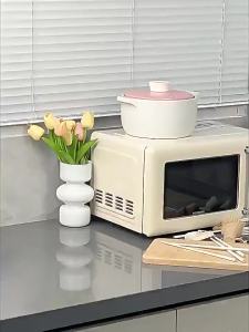 Multifunctional Multi-tiered Shelving Unit