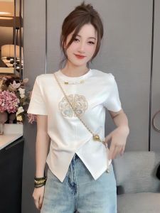 เสื้อยืดแขนสั้นผู้หญิงสไตล์จีนใหม่ ทรงสลิมฟิต ลายเรขาคณิต ทรงปกติ คอตั้ง เสื้อผ้าทำงานฤดูร้อน 2024 เสื้อผ้าทำงาน