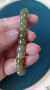 Vòng Ngọc Hoà Điền xanh lá nhạt hạt vuông size 8 li phong thủy may mắn không kén mệnh | Hoa Minh Gem