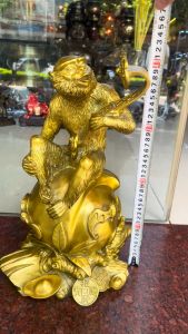 Tượng khỉ ngồi trái đào ôm gậy như ý bằng đồng phong thủy cao 40cm nặng 6kg