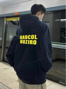 เสื้อสเวตเตอร์มีฮู้ดผ้าขนกระต่ายเงิน ทรงหลวม สำหรับผู้ชาย ฤดูใบไม้ร่วง/ฤดูหนาว 2024 ใหม่ หนา ปกโปโล ลายตัวอักษร สไตล์อเมริกัน ย้อนยุค