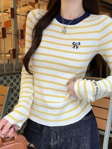 เสื้อสเวตเตอร์ถักแขนยาวสีเหลืองลายทางผูกโบว์ผู้หญิง เสื้อชั้นในแบบสวมทับแขนยาวทรงหลวมสบาย ๆ สไตล์เกาหลี ฤดูใบไม้ร่วง 2025