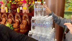 Khay nhựa giúp bày tháp nước 3 tầng 5 tầng thờ cúng. khay trưng bày chai nước