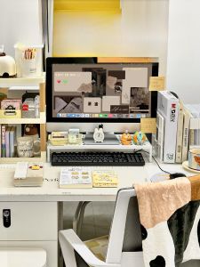 ชั้นวางจอคอมพิวเตอร์แบบพับได้สำหรับหอพัก ชั้นวางของแบบโปร่งสำหรับหน้าจอคอมพิวเตอร์แบบพกพา ชั้นวางของแบบพับได้สำหรับห้องทำงาน