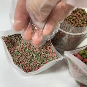 อาหารปลาสวยงาม นำเข้าจากไต้หวัน🐠สำหรับปลาหางนกยูง ปลาคาร์พ และปลาสวยงามทั่วไป สูตรเร่งโต-เร่งสีพิเศษ เม็ด 2สี ขนาด 10-500 กรัม