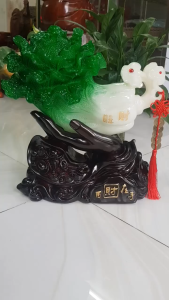 🌺⚡️🌺Tượng Bắp Cải Phong Thuỷ Xanh To Đẹp Trên Bàn Tay Nắm Giữ trọn Bắp Cải 5 Đồng Tiền Ngũ Phúc Dây Đỏ Đế Gỗ Tài lộc May Mắn Cao 36cm Ngang 35cm Sâu 15cm Anh Chị trưng phòng khách nhà công tyquà biếu tặng có 1680k ạ