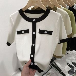 ฤดูร้อน 2024 ผู้หญิง เสื้อยืดแขนสั้นคอกลมถักบาง เสื้อท่อนบน ปุ่ม ดีไซน์ สไตล์เกาหลี หลวม Fit ลำลอง แฟชั่น