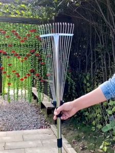 คราดหญ้า คราดถากหญ้า15ฟัน คราดเหล็ก ปรับระดับได้ หนึ่งระดับ และ สองระดับ คราดเหล็กปรับระดับ พร้อมด้าม ผลิตจากสเตนเลสสตีลคุณภาพสูง แข็งแรง คราดใบไม้ พร้อมด้ามจับ พับลานโลหะคราดด้วยหัวขยายได้สำหรับเก็บใบไม้เก็บชิ้นส่วนหลวมสำหรับสนามหญ้าพุ่มไม้ตั้งแคมป์และพุ